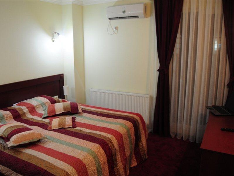 Hotel Parlament Pristina Zimmer foto